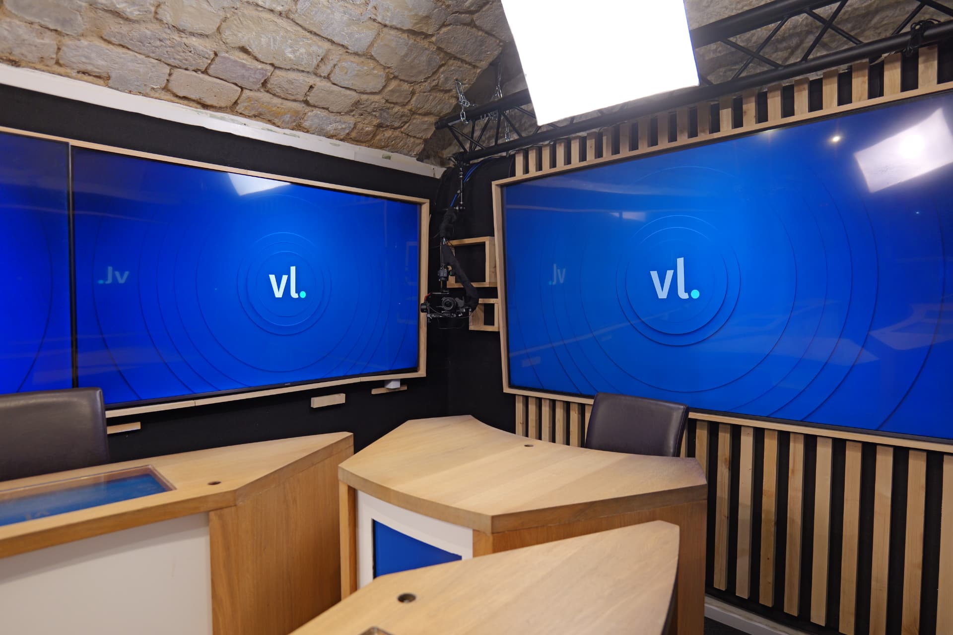 Décor de talk-show du studio parisien avec deux écrans géants et table modulable