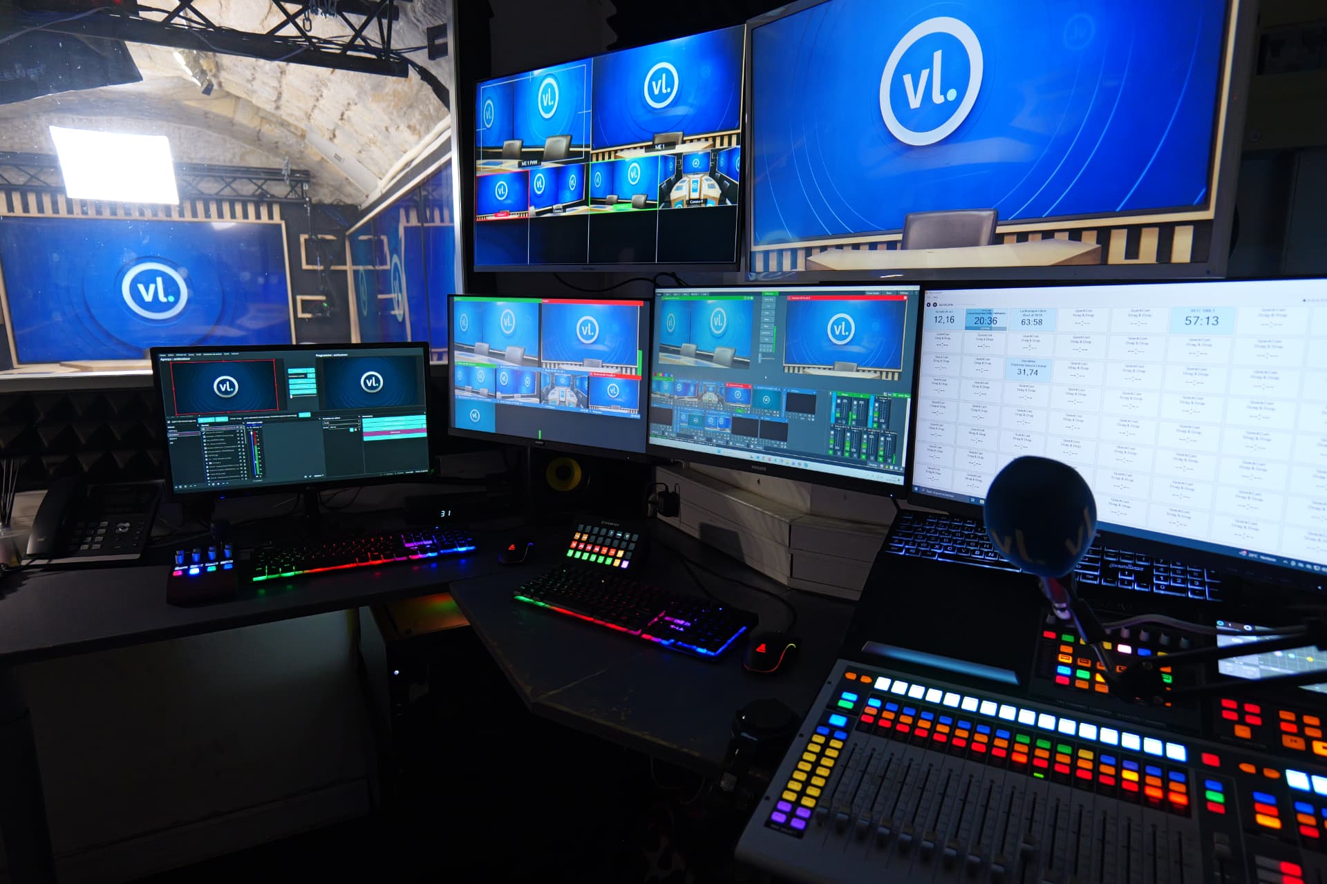 Régie vidéo multicaméra avec monitoring et mélangeur du studio parisien