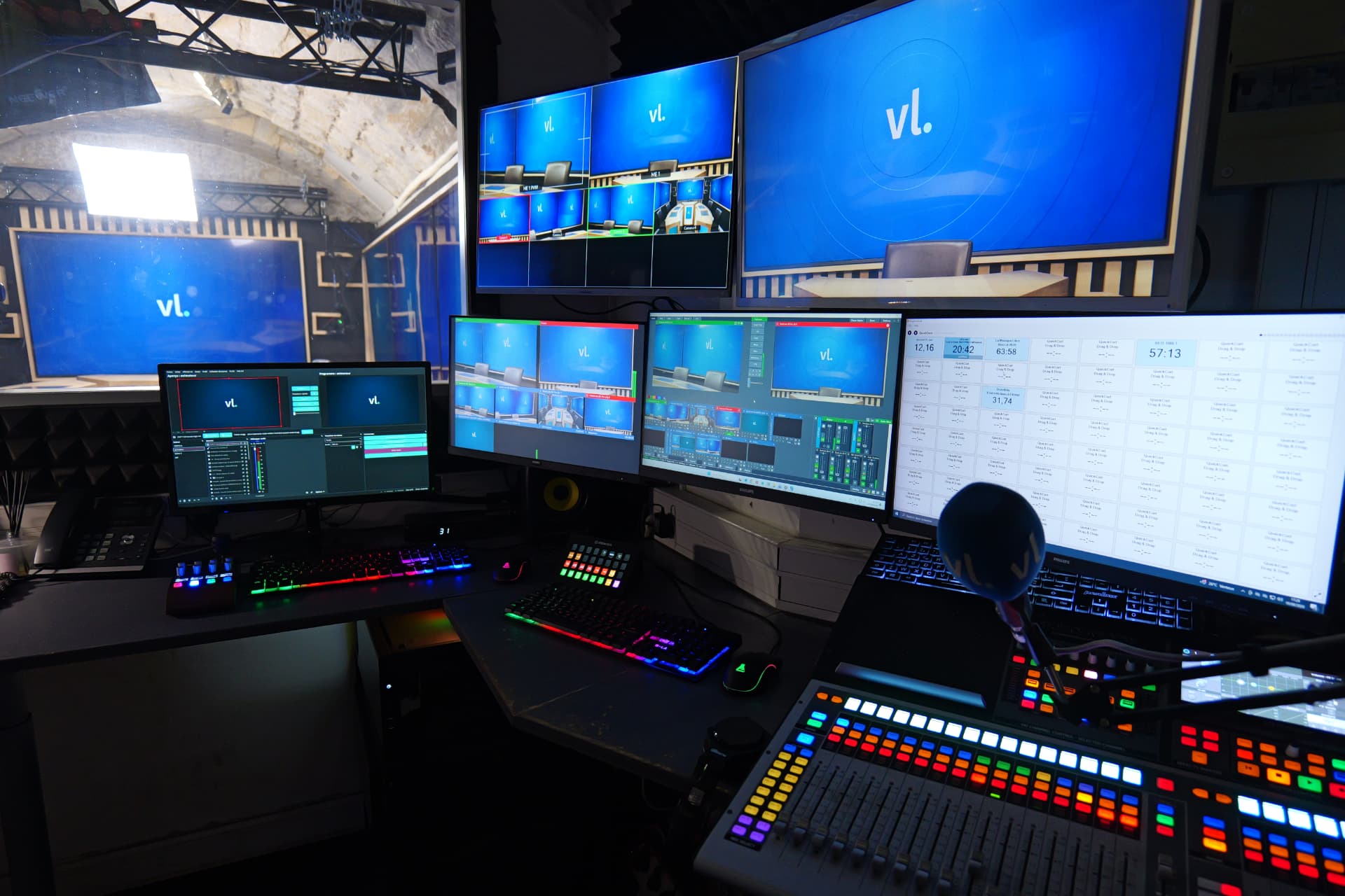 Régie multicaméra 4K du studio de Paris avec console son et mélangeur vidéo