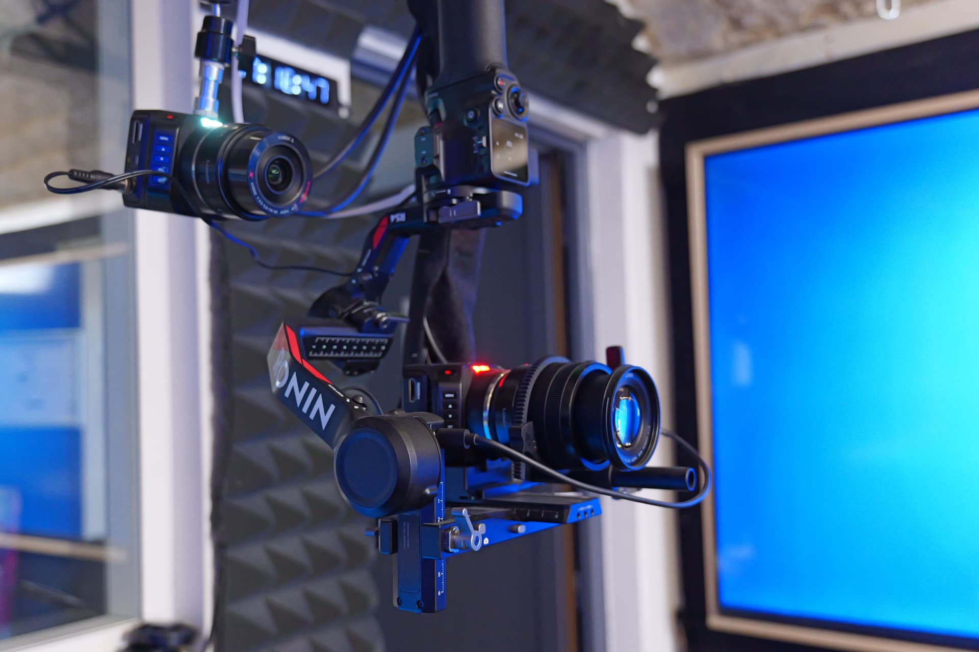 Caméra cinéma sur stabilisateur DJI Ronin dans le studio audiovisuel à Paris