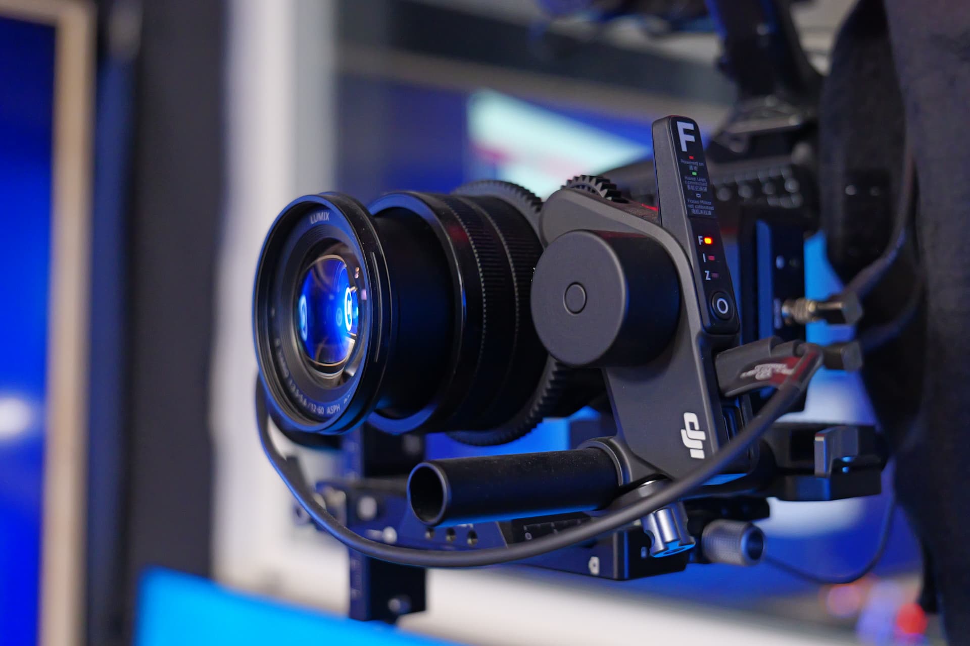 Objectif Lumix équipé d'un follow focus motorisé au studio audiovisuel de Paris