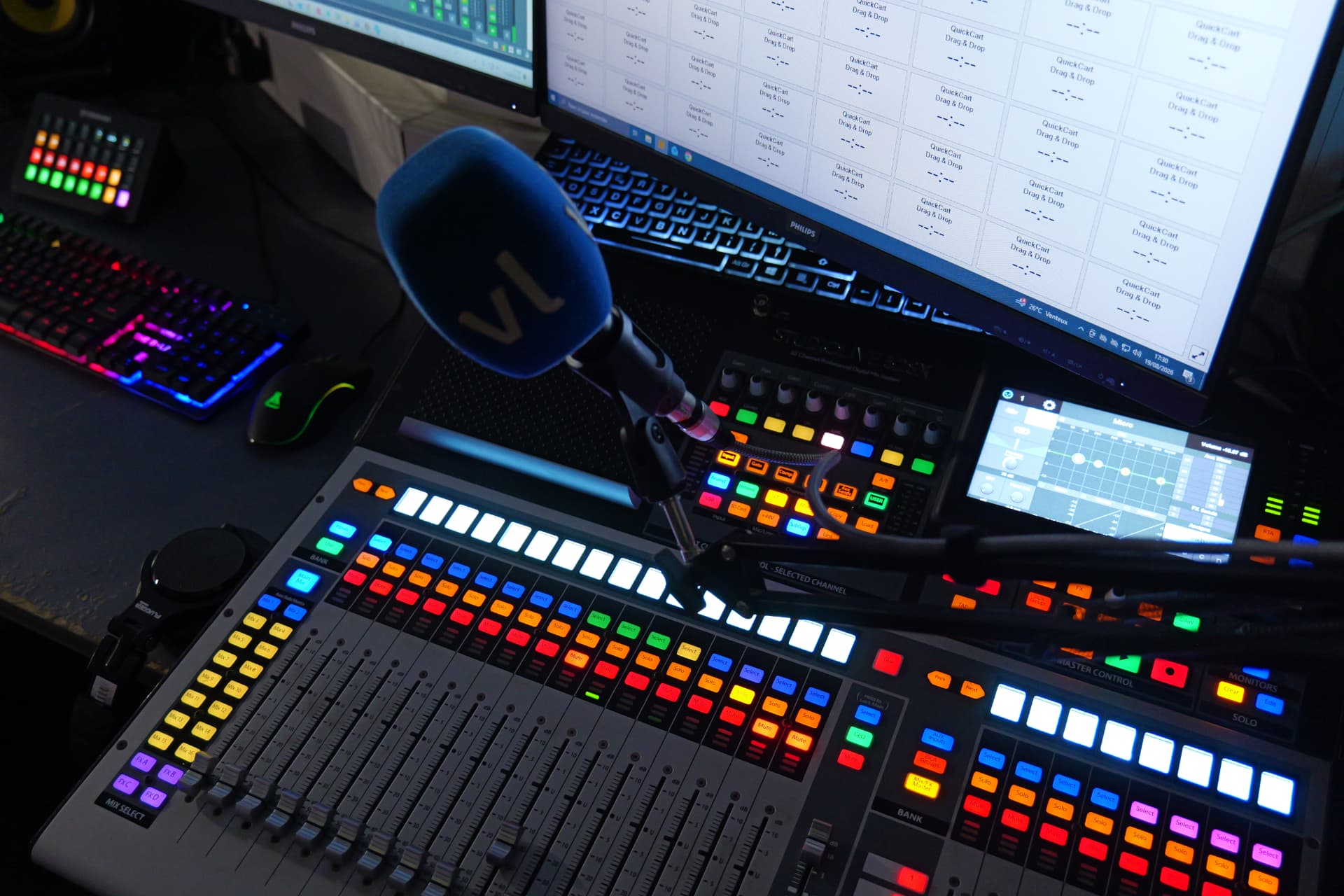 Console de mixage audio numérique et micro podcast en régie son à Paris